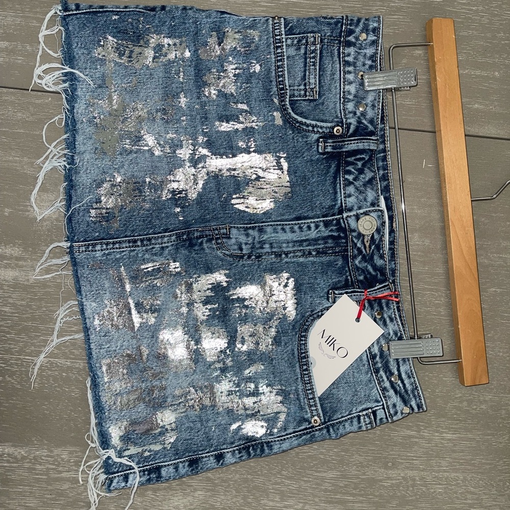 Denim mini skirt with silver metallic spots. Handcrafted skirt by Estilo MIKO.